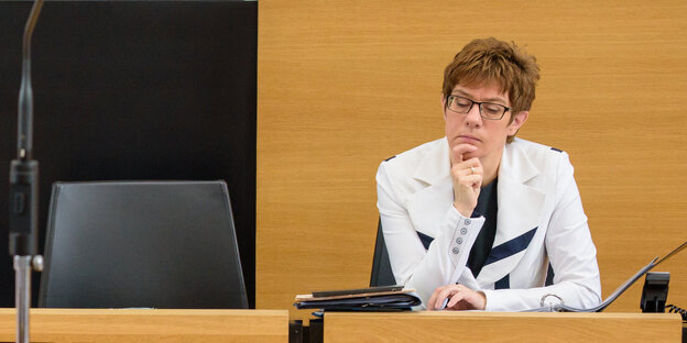Kramp-Karrenbauer sitzt im Parlament Kramp-Karrenbauer sitzt im Parlament