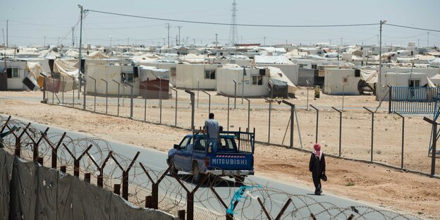 Mauer und Zäune um ein Flüchtlingslager in Jordanien. Mauer und Zäune um ein Flüchtlingslager in Jordanien.
