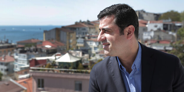 Selahattin Demirtas steht auf einem Balkon vor einer Stadt am Meer Selahattin Demirtas steht auf einem Balkon vor einer Stadt am Meer