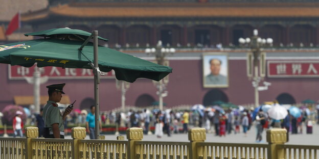 Aufnahme des Tiananmen Platz mit einem Wächter Aufnahme des Tiananmen Platz mit einem Wächter