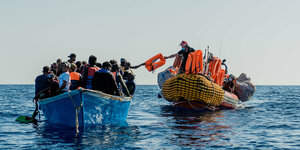Hilfskräfte auf einem Beiboot des privaten Rettungsschiffs «Ocean Viking» nähern sich einem Boot mit Migranten auf dem Mittelmeer.