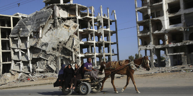 Eine palästinensische Familie passiert auf einem Pferdewagen Ruinen in Beit Lahiya. Eine palästinensische Familie passiert auf einem Pferdewagen Ruinen in Beit Lahiya.