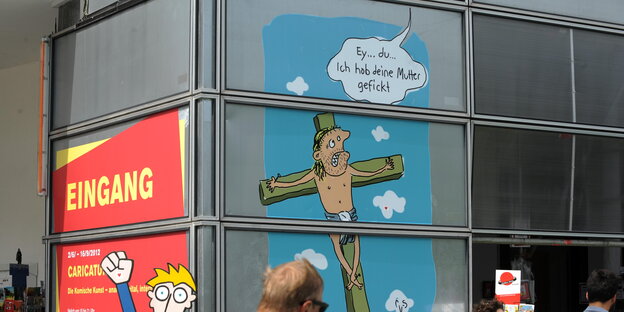 Jesus am Kreuz, Sprechblase von oben: "Ey du, ich hab deine Mutter gefickt" Jesus am Kreuz, Sprechblase von oben: "Ey du, ich hab deine Mutter gefickt"