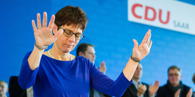 Annegret Kramp-Karrenbauer macht auf einem CDU-Parteitag eine beschwichtigende Handbewegung Annegret Kramp-Karrenbauer macht auf einem CDU-Parteitag eine beschwichtigende Handbewegung