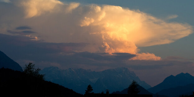 Eine Gewitterfront türmt sich in Garmisch-Partenkirchen über dem Wetterstein-Massiv auf. Eine Gewitterfront türmt sich in Garmisch-Partenkirchen über dem Wetterstein-Massiv auf.