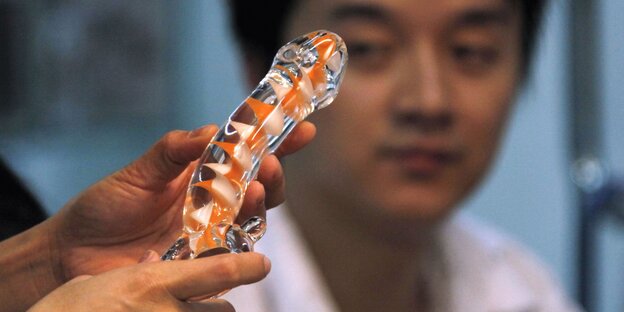 Ein Dildo wird im chinesischen Beijing präsentiert. Ein Dildo wird im chinesischen Beijing präsentiert.