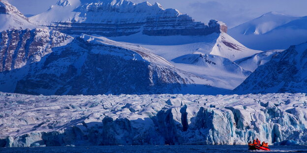 Ein Boot mit Wissenschaftlern passiert einen Gletscher auf Spitzbergen. Ein Boot mit Wissenschaftlern passiert einen Gletscher auf Spitzbergen.