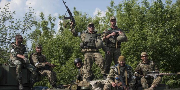 Ukrainische Soldaten auf einem Panzer Ukrainische Soldaten auf einem Panzer