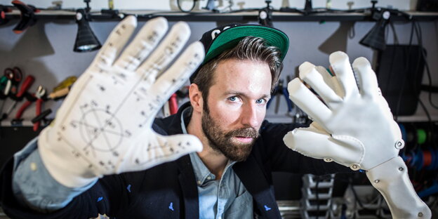 Tom Bieling, UdK- Doktorand, stellt den Lorm-Handschuh in den Räumen der Universität vor.