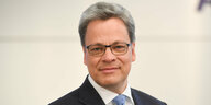 Der damalige Vorstandsvorsitzende der Allianz Deutschland AG, Manfred Knof schaut bei der Jahrespressekonferenz seines Unternehmens in die Kamera. Danach wurde er Deutsche-Bank-Manager, nun wird er neuer Commerzbank-Chef