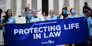 Protestbanner "Protecting Life in Law" vor dem Supreme Court