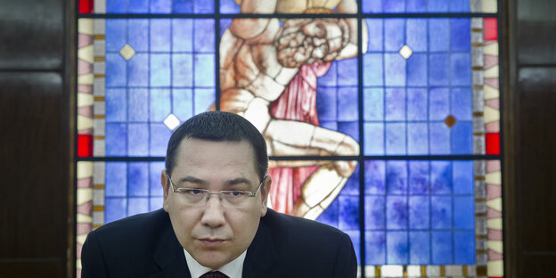 Victor Ponta vor einem Kirchenfenster. Victor Ponta vor einem Kirchenfenster.