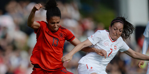 Die Fußballerin Celia Sasic im Zweikampf Die Fußballerin Celia Sasic im Zweikampf
