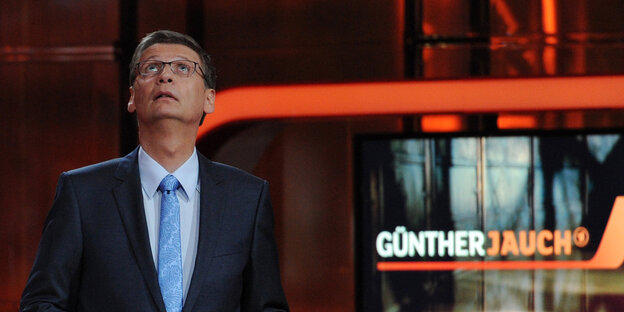 Günther Jauch blickt nach oben Günther Jauch blickt nach oben