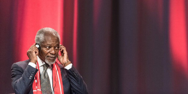 Kofi Annan vor einem roten Vorhang Kofi Annan vor einem roten Vorhang