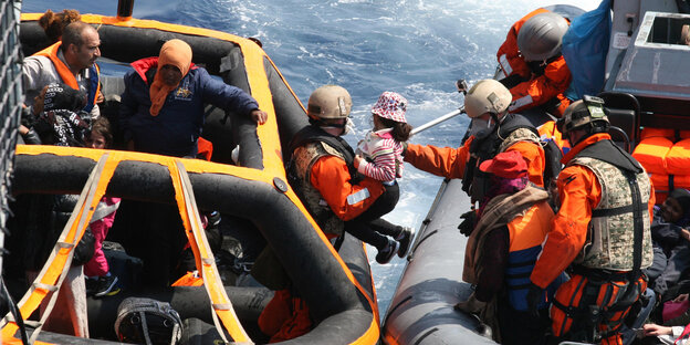 Bundeswehrsoldaten bergen Flüchtlinge auf See Bundeswehrsoldaten bergen Flüchtlinge auf See
