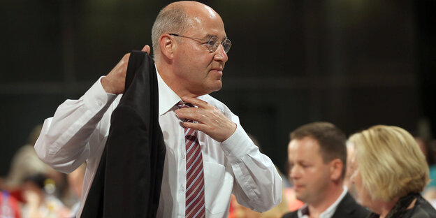 Gregor Gysi mit Jacket in der Hand