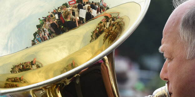 Ein Musiker spielt auf dem Kirchentag Tuba. Ein Musiker spielt auf dem Kirchentag Tuba.