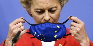 Ursula von der Leyen trägt eine blaue Mundschutzmaske mit den gelden Sternen der EU