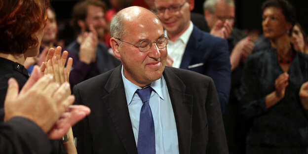 Gregor Gysi bekommt Applaus