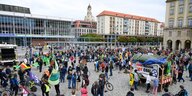Teilnehmer*innen einer Aktion der Klimabewegung Fridays For Future stehen auf dem Dresdner Altmarkt.