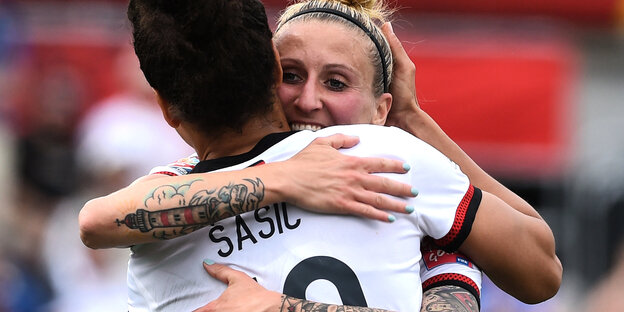 Célia Šašić umarmt eine Mitspielerin in der Frauen-Fußball-Nationalmannschaft Célia Šašić umarmt eine Mitspielerin in der Frauen-Fußball-Nationalmannschaft