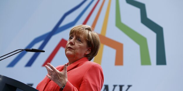 Angela Merkel an einem Rednerpult Angela Merkel an einem Rednerpult