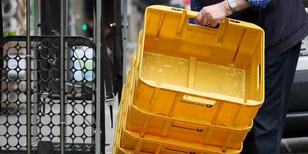 Leere Kisten für Transportsendungen der Post Leere Kisten für Transportsendungen der Post