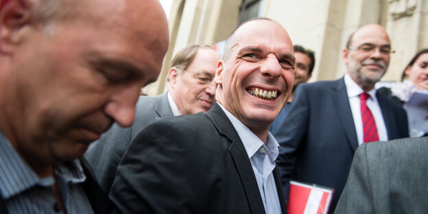 Jannis Varoufakis grinst breit in die Kamera Jannis Varoufakis grinst breit in die Kamera
