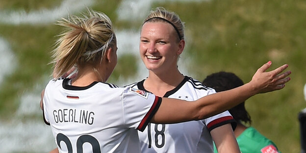 Die Fußballerinnen Alexandra Popp und Lena Gößling Die Fußballerinnen Alexandra Popp und Lena Gößling