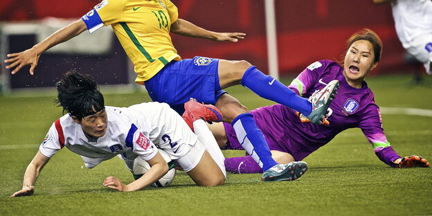 Kollision von südkoreanischen mit brasilianischer Spielerinnen Kollision von südkoreanischen mit brasilianischer Spielerinnen