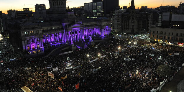 Große Kundgebung vor dem violett angestrahlten Kongressgebäude in Argentiniens Hauptstadt Große Kundgebung vor dem violett angestrahlten Kongressgebäude in Argentiniens Hauptstadt