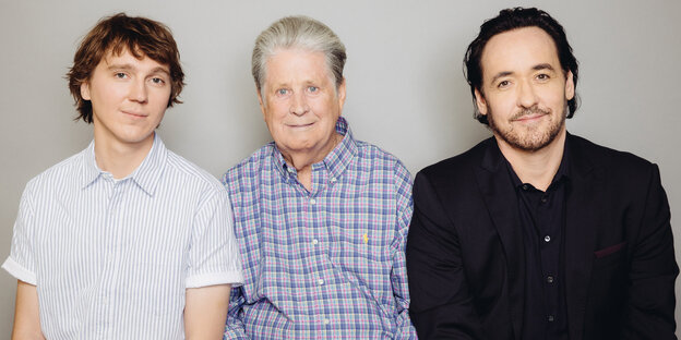 Die Schauspieler Paul Dano und John Cusack zusammen mit dem Musiker Brian Wilson Die Schauspieler Paul Dano und John Cusack zusammen mit dem Musiker Brian Wilson
