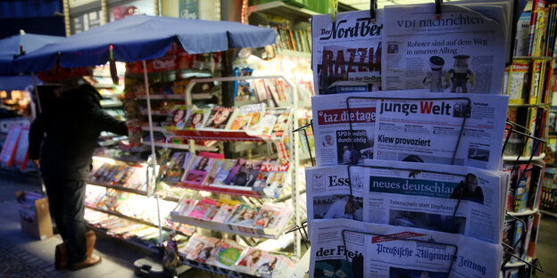 Zeitungskiosk mit verschiedenen Zeitungen Zeitungskiosk mit verschiedenen Zeitungen