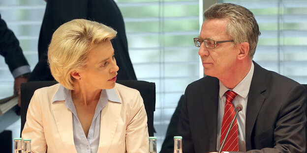 van der Leyen und de Maziére schauen sich an van der Leyen und de Maziére schauen sich an