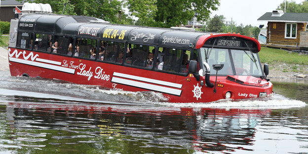 Ausflugsbus im Wasser Ausflugsbus im Wasser