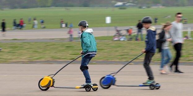 Zwei Männer auf dem Tempelhofer Feld Zwei Männer auf dem Tempelhofer Feld