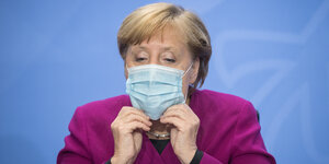 Angela Merkel mit Mund-Nasen-Schutz