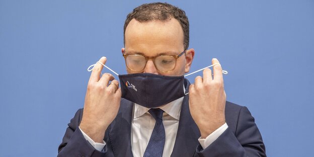 Jens Spahn mit Mundschutzmaske und beschlagener Brille