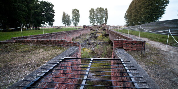 Blick in die Ruinen eines Krematoriums von Auschwitz Blick in die Ruinen eines Krematoriums von Auschwitz