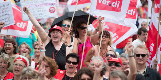 Demonstrierende Erzieherinnen mit Verdi-Fahnen Demonstrierende Erzieherinnen mit Verdi-Fahnen