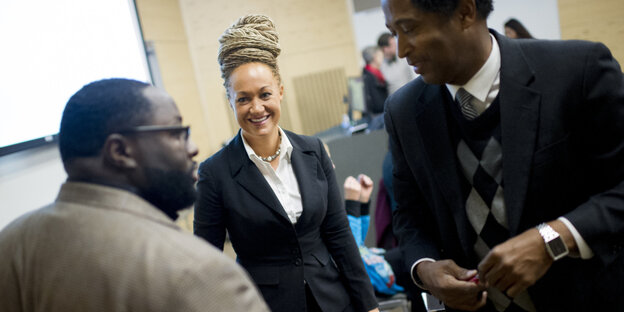 Die Bürgerrechtsaktivistin Rachel Dolezal zwischen zwei schwarze Männern Die Bürgerrechtsaktivistin Rachel Dolezal zwischen zwei schwarze Männern