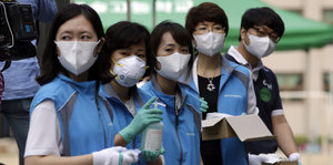 Medizinisches Personal in Südkorea mit Atemmasken
