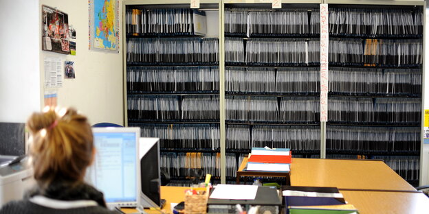Ein Schrank voller Akten im Büro des Amts für Migration und Flüchtlinge. Ein Schrank voller Akten im Büro des Amts für Migration und Flüchtlinge.