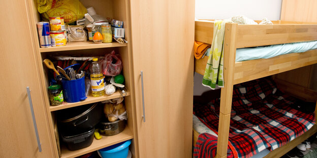 Zimmer mit Schrank und Hochbett in Asylbewerberunterkunft Zimmer mit Schrank und Hochbett in Asylbewerberunterkunft