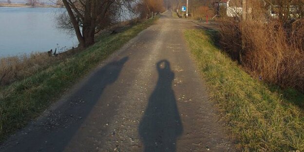 Schatten von Spaziergängern an der Oder Schatten von Spaziergängern an der Oder