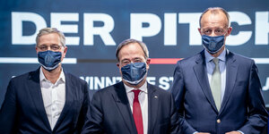 Die drei Kandidaten für den Bundesvorsitz der CDU, Armin Laschet (M), Friedrich Merz (r) und Norbert Röttgen (l) stehen nach einem Mitglieder-Talk der Jungen Union nebeneinander.
