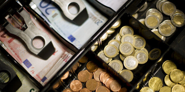 Bargeld in einer Registrierkasse Bargeld in einer Registrierkasse