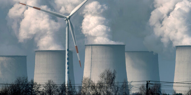 Ein Windrad steht vor dem Kohlekraftwerk Jänschwalde. Ein Windrad steht vor dem Kohlekraftwerk Jänschwalde.