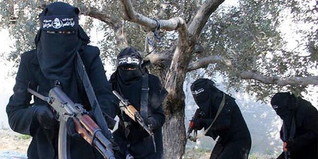 Frauen in Burkas mit Feuerwaffen Frauen in Burkas mit Feuerwaffen